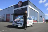 Atoy Autohuollon työntekijä huoltoauton edessä korjaamolla