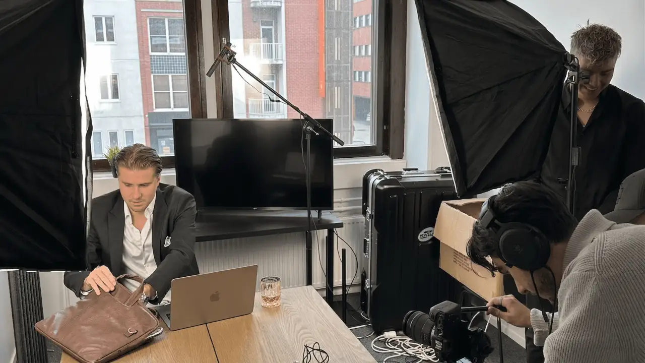 Fiidin kuvausryhmä valokalustoineen lyhytvideokuvauksissa